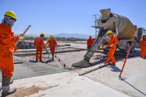 Ouvriers réalisant des travaux de bétonnage sur un chantier de construction