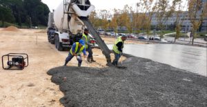 Ouvriers mettant en œuvre du béton sur un chantier routier